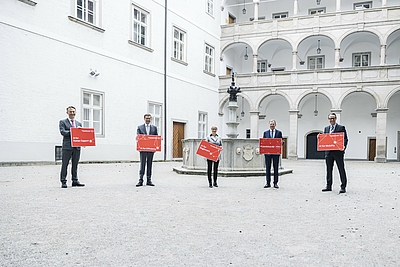 5 Personen stehen im Innenhof des Landhauses in Linz und präsentieren Schautafeln zum OÖ Zukunftsforum 2021: Pamminger, Achleitner, Hummer, Stelzer, Haindl-Grutsch © Land OÖ/ Max Mayrhofer