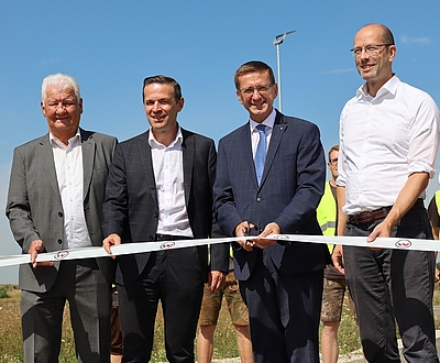 v.l.n.r.: Vizebürgermeister Marktgemeinde Hörsching Walter Holzleithner, Stefan Bogner (Geschäftsführer Wacker Neuson Linz GmbH), KommR Markus Achleitner, Wirtschafts- und Forschungslandesrat	von Oberösterreich, Dr. Robert Finzel (Geschäftsführer Wacker Neuson Linz GmbH) © Wacker Neuson