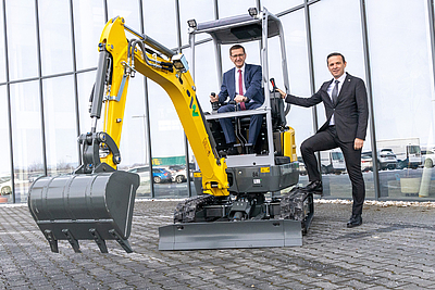 v.l.: Wirtschafts- und Forschungs-Landesrat Markus Achleitner und Stefan Bogner, Sprecher der Geschäftsführung Wacker Neuson Linz GmbH © Land OÖ/Andreas Krenn