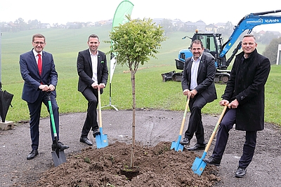 v.l.: Wirtschafts-Landesrat Markus Achleitner beim Spatenstich mit den Loxone-Gründern Martin Öller und Thomas Moser sowie Loxone-CEO Rüdiger Keinberger in Kollerschlag. © Land OÖ/Lisa Schaffner