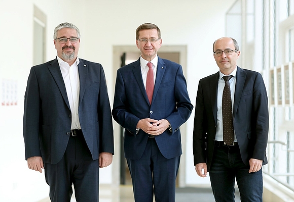 V.l.: Präsident Andreas Stangl (Arbeiterkammer OÖ), Wirtschafts-Landesrat Markus Achleitner und Dr. David Pfarrhofer (Institutsvorstand und Geschäftsführer MARKET INSTITUT). © Land OÖ/Denise Stinglmayr