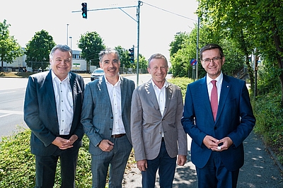 Die Landesräte Markus Achleitner und Günther Steinkellner besichtigten im Sommer gemeinsam mit den Projektpartner die eigens für den Testbetrieb errichtete intelligente Ampelanlage in Gunskirchen. V. l.: Verkehrs-Landesrat Günther Steinkellner, Marc Grosse, VP Contract Logistics/SM Südosteuropa DB Schenker, Wolfgang Rapberger, GM BRP-Rotax / Representative of the Management Board, VP Global Sourcing & Operations Powertrain und Wirtschafts-Landesrat Markus Achleitner. © Stefanie J. Steindl