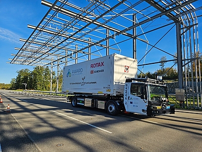 Der autonome e-LKW unter der Outdoor-Beregnungsanlage im Digitrans Testcenter für automatisiertes Fahren. © Digitrans 