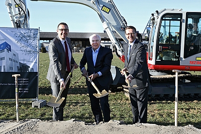 Spatenstich von AVL in Steyr – v.l.: Bürgermeister Markus Vogl, Helmut List, CEO AVL, und Wirtschafts- und Forschungs-Landesrat Markus Achleitner. © Land OÖ/Kauder