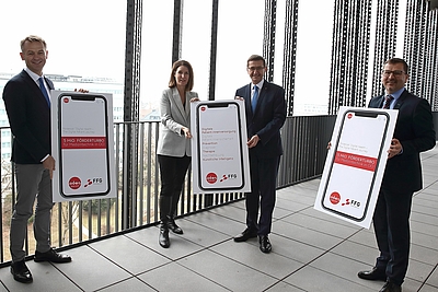 V. l.: Werner Pamminger (Business Upper Austria), Henrietta Egerth (Forschungsförderungsgesellschaft), Landesrat Markus Achleitner und Rainer Perneker (Greiner Bio One und Beiratssprecher des Medizintechnik-Clusters). © Land OÖ/Kauder