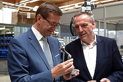 v.l.: Wirtschafts- und Forschungs-Landesrat Markus Achleitner und Ing. Matthias Mayer (Geschäftsführer TAT-TECHNOM-Antriebstechnik). © Land OÖ/Daniel Kauder