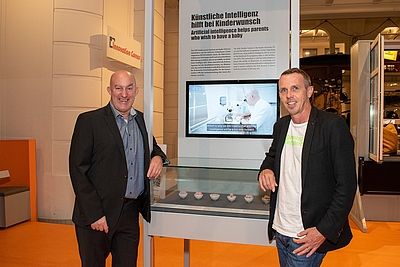 Thomas Ebner (li.) und Markus Manz präsentieren ihr Projekt zur Verbesserung der Chancen auf eine erfolgreiche künstliche Befruchtung. © Technisches Museum Wien/APA-Fotoservice/Godany