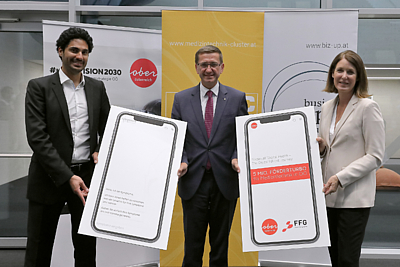 2 Herren und eine Dame stehend vor Bannern bei Pressekonferenz© Land OÖ/Tina Gerstmair