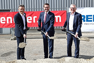 Spatenstich für das neue R&D-Zentrum bei EREMA in Ansfelden (v.l.: Markus Huber-Lindinger, Managing Director EREMA Recycling Maschinen und Anlagen GmbH, Wirtschafts-Landesrat Markus Achleitner, Manfred Hackl, CEO EREMA Group GmbH) © Land OÖ/Daniel Kauder