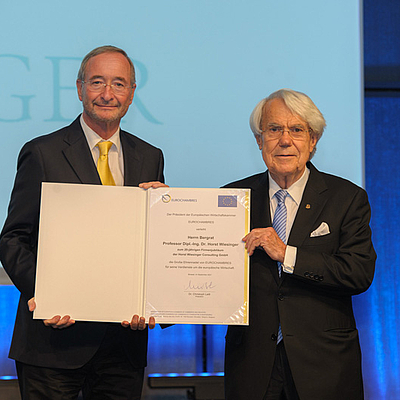 Dr. Horst Wiesinger (re.) bekommt die goldene Ehrennadel der Eurochambres von deren Präsident Dr. Christoph Leitl überreich